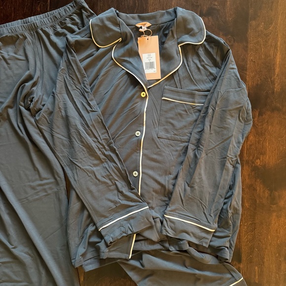 NEW WITH TAGS Eberjey Charcoal Pajama Set with White Trim - Picture 5 of 9